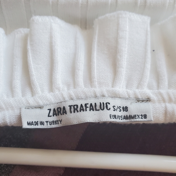 Zara Trafaluc - White Textured Ruffled Short Sleeve Top - Size Small - Picture 3 of 3